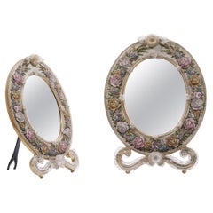 Ovaler venezianischer Spiegel mit floralem Mikromosaikrahmen.  20. Jahrhundert