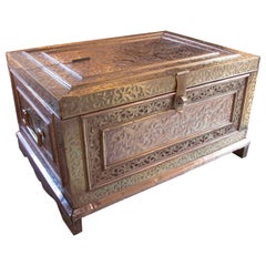 Coffre indien du 19ème siècle avec cadre en bois recouvert de laiton gaufré 