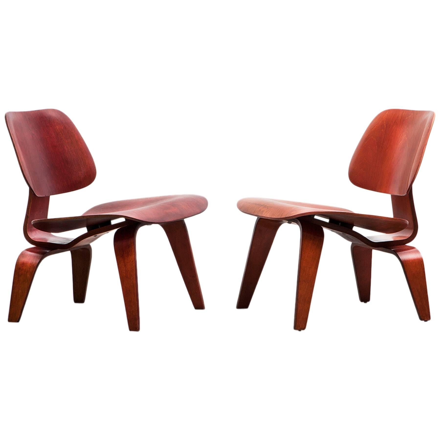 1940er Jahre rot, braun geformtes Sperrholz-Set von Charles und Ray Eames LCW Stühlen 'b' im Angebot