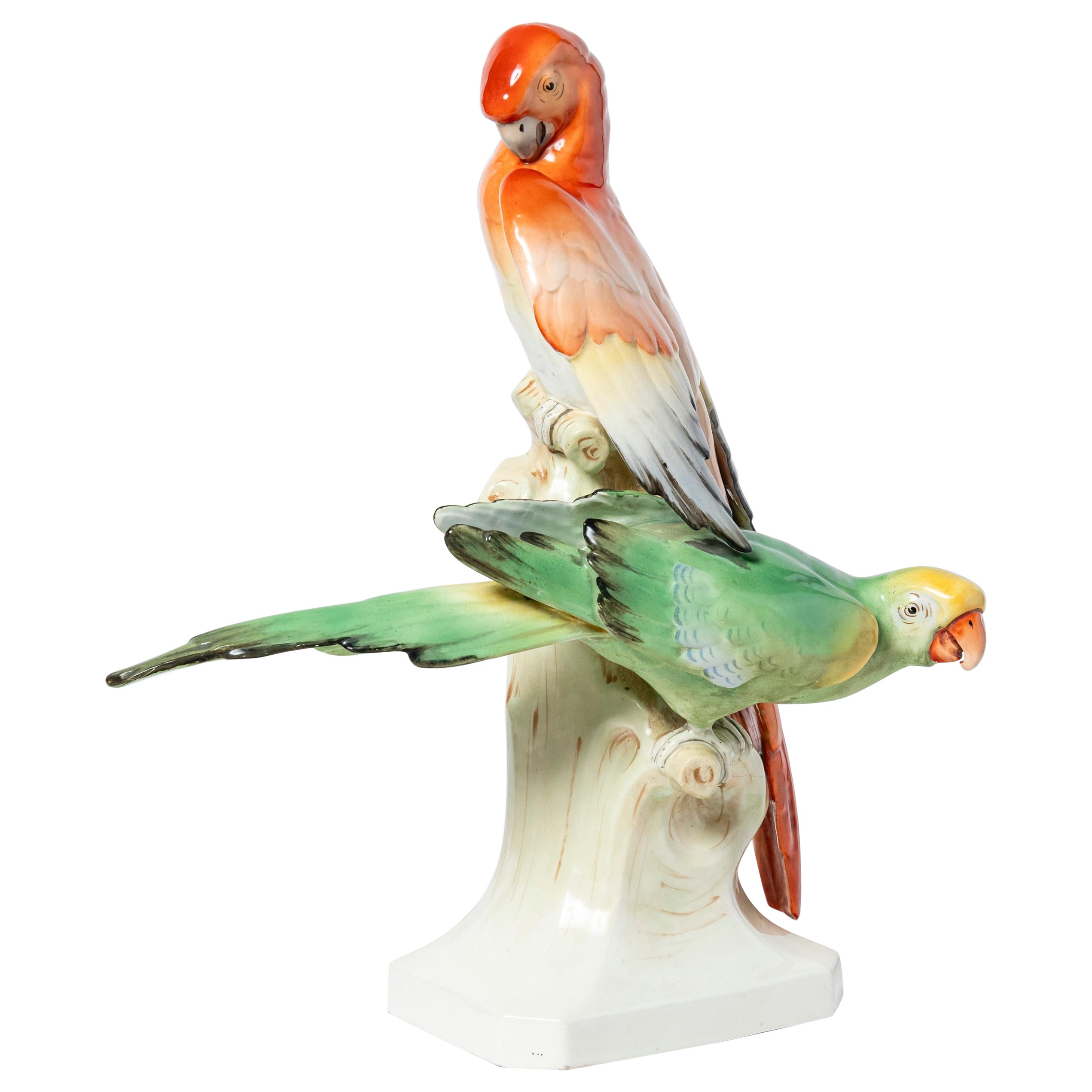 Gemaltes Keramik-Paar von Papageien. Tschechisch, um 1920. im Angebot