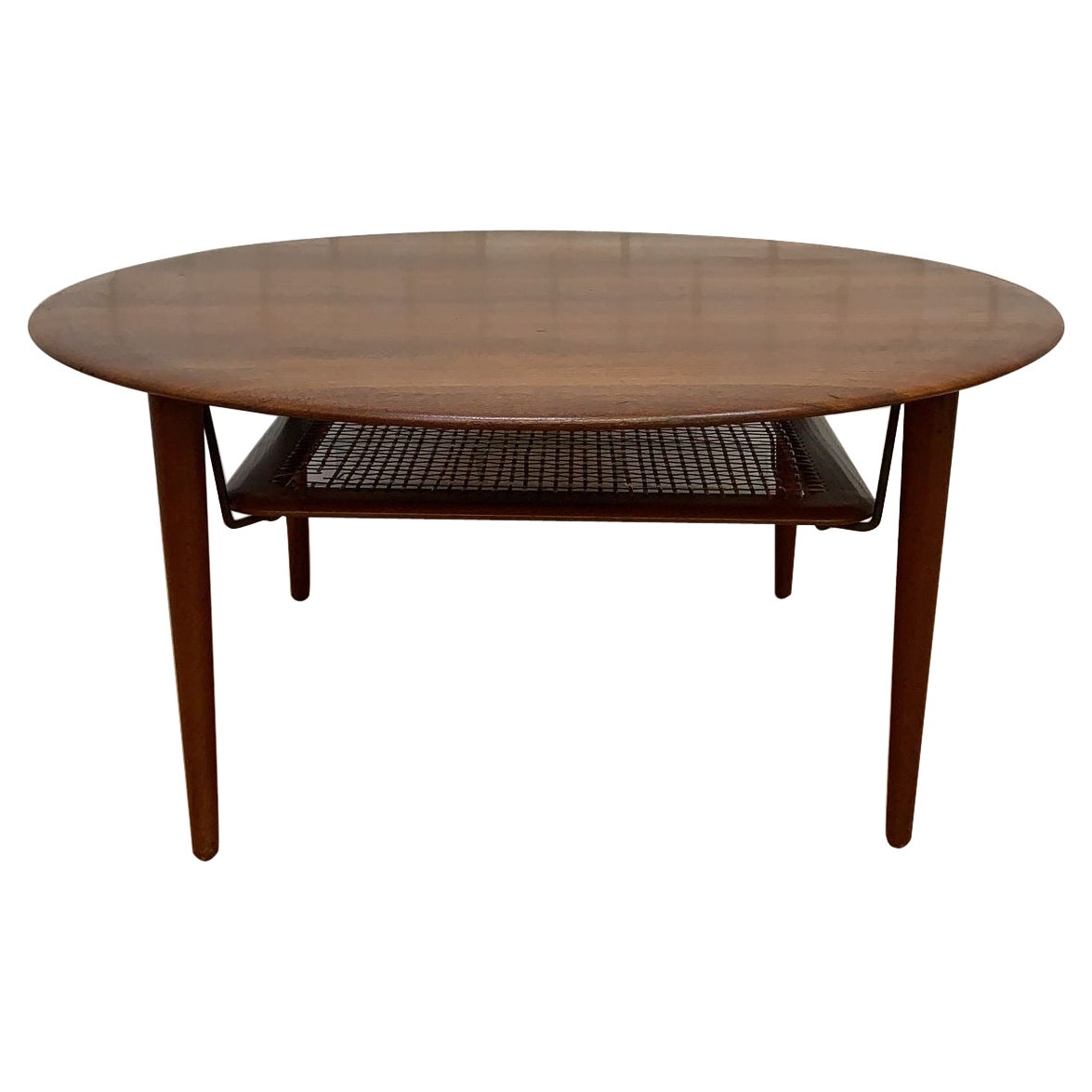 Dänischer France & Son-Couchtisch aus Teakholz mit niedrigem Regal aus Rattan im Angebot