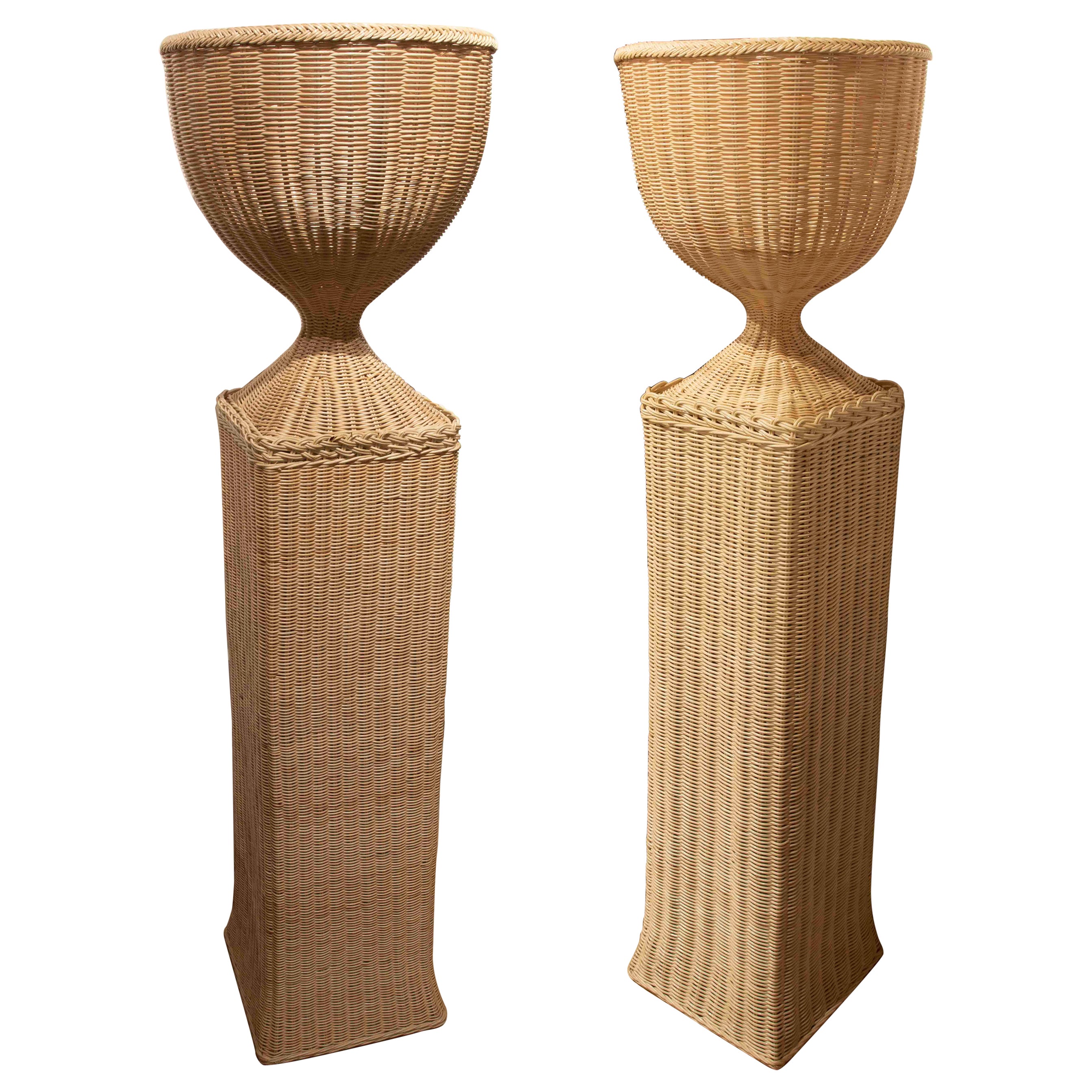 Paar handgefertigte Korbweidebecher mit rechteckigen Sockeln und Holzstruktur im Angebot