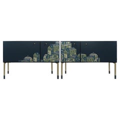 Coppia di comodini moderni di metà secolo in blu notte con decorazione di paesaggi urbani