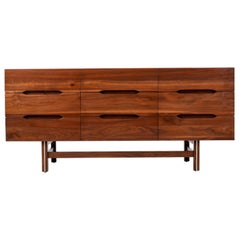 Expert en restauration - Commode en noyer "MCM Pristine" par American Martinsville