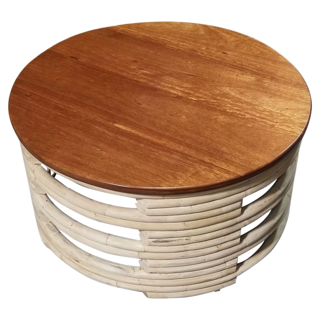 Table basse ronde empilée en rotin blanc et bois naturel restauré avec plateau en acajou en vente