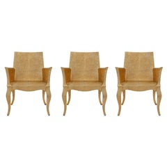 Ensemble de trois fauteuils club Louise en laiton martelé de taille moyenne sur bois par P. Mathieu