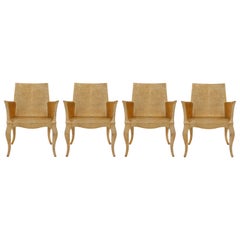 Ensemble de quatre fauteuils club Louise en laiton martelé de taille moyenne sur bois par P. Mathieu