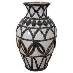 Vase de cheminée vintage marocain en céramique Safi incrustée de filigrane en nickel argent 17".