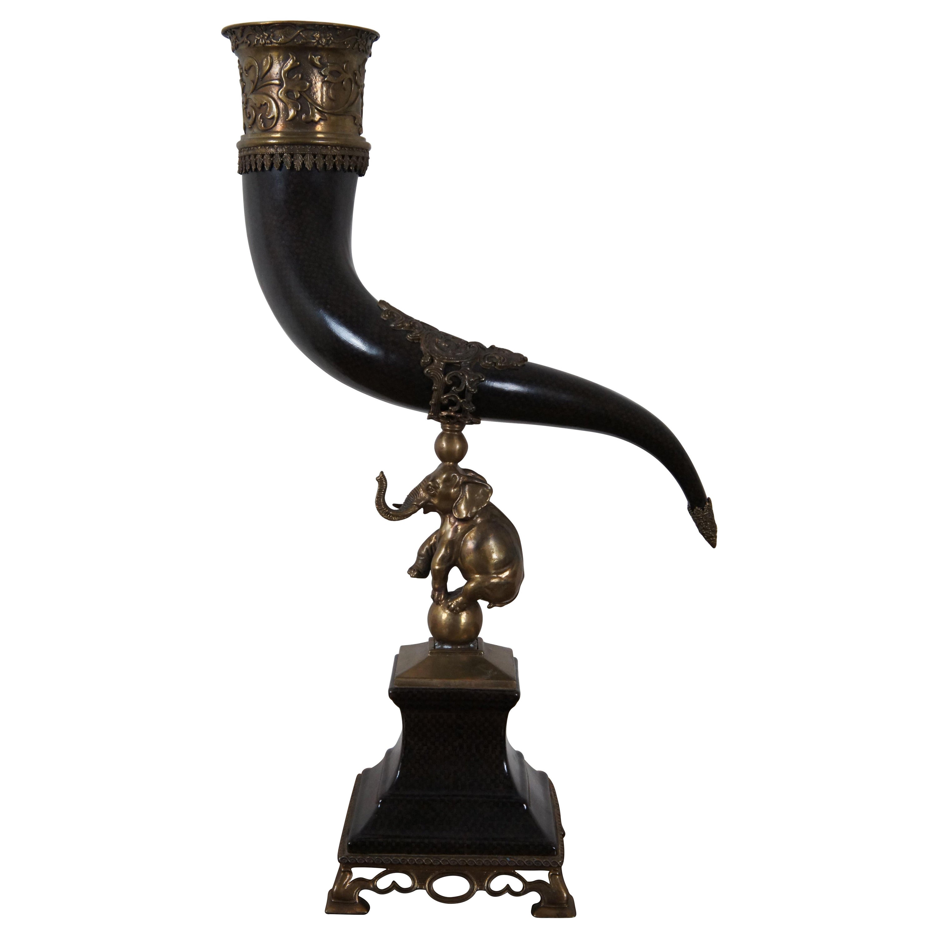 Kastilische Ornamentale Porzellan & Messing Elefant Horn Trinker Jagd Vase 26" im Angebot