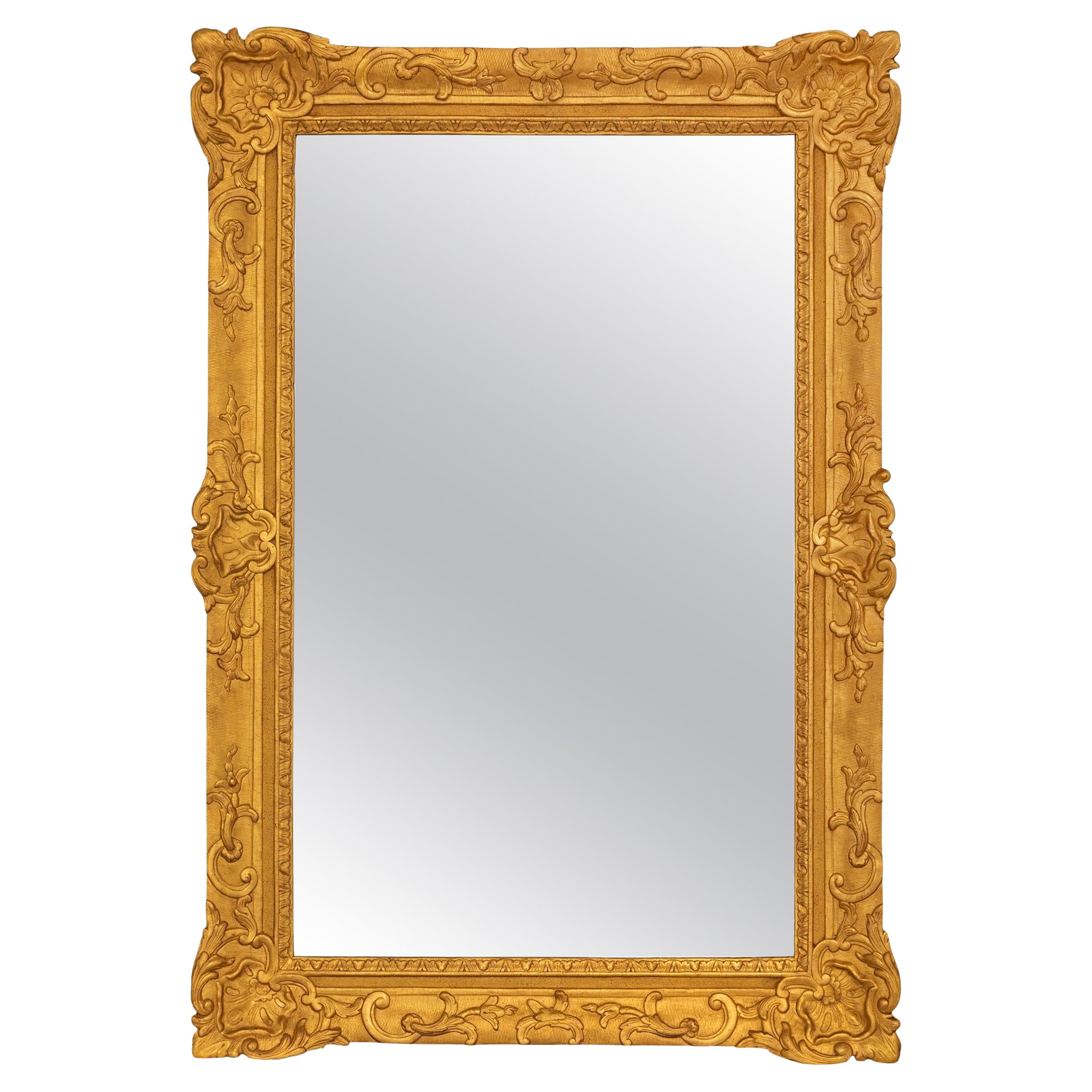 Espejo rectangular de madera dorada de la época de la Regencia francesa del siglo XVIII en venta