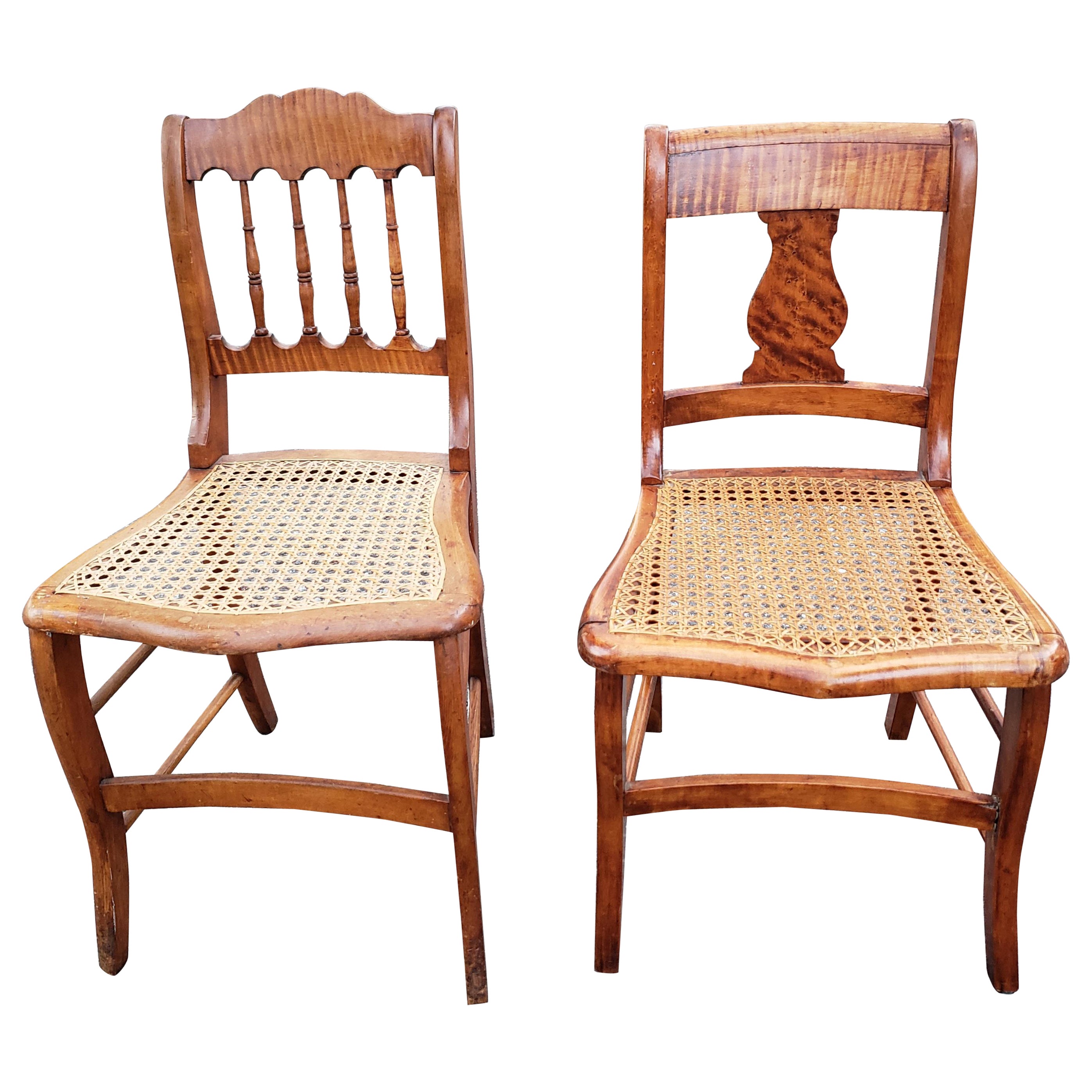 Paire de chaises d'appoint victoriennes du début du 20e siècle en érable tigré et siège en rotin