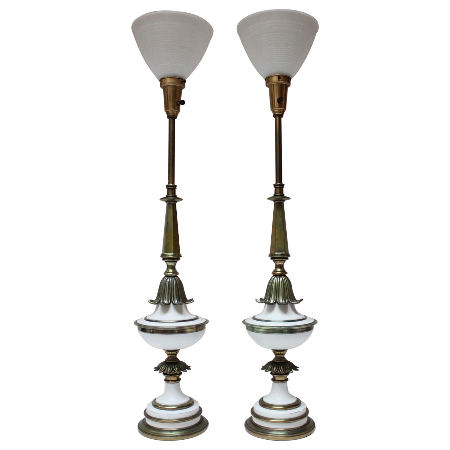 Paire de lampes de table Stiffel en laiton et verre de style Hollywood Regency en vente