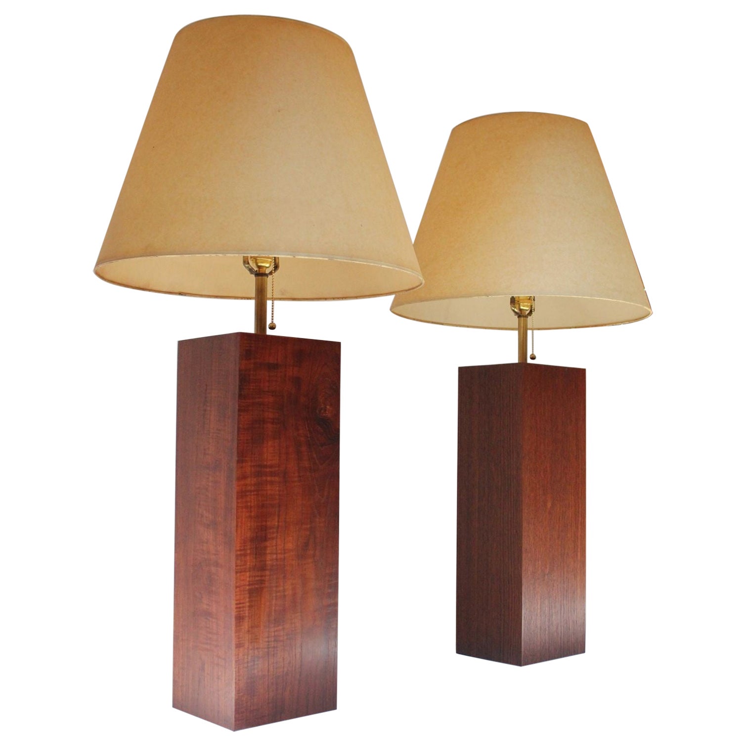 Paire de lampes de table en forme de bloc à colonne en noyer de la modernité du milieu du siècle dernier en vente