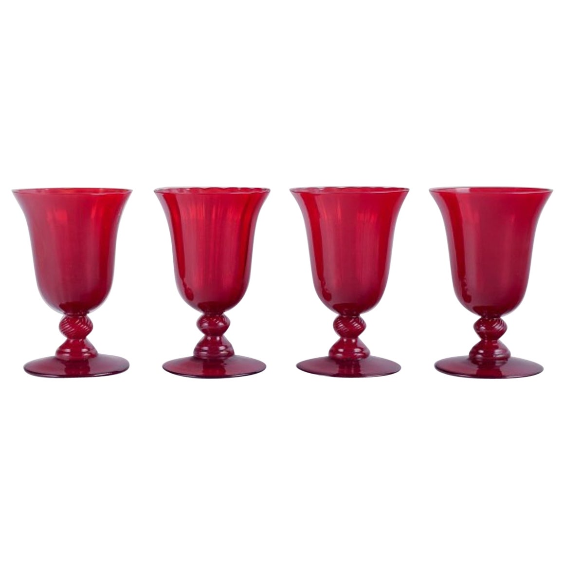 Un set di quattro grandi bicchieri da vino rosso. Svezia. Fine del XX secolo.
