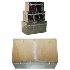 SUITE DECORATIVA DI TRE CASSETTI PORTAOGGETTI IN CROMO E ACCIAIO DI DIMENSIONI PROGRESSIVE