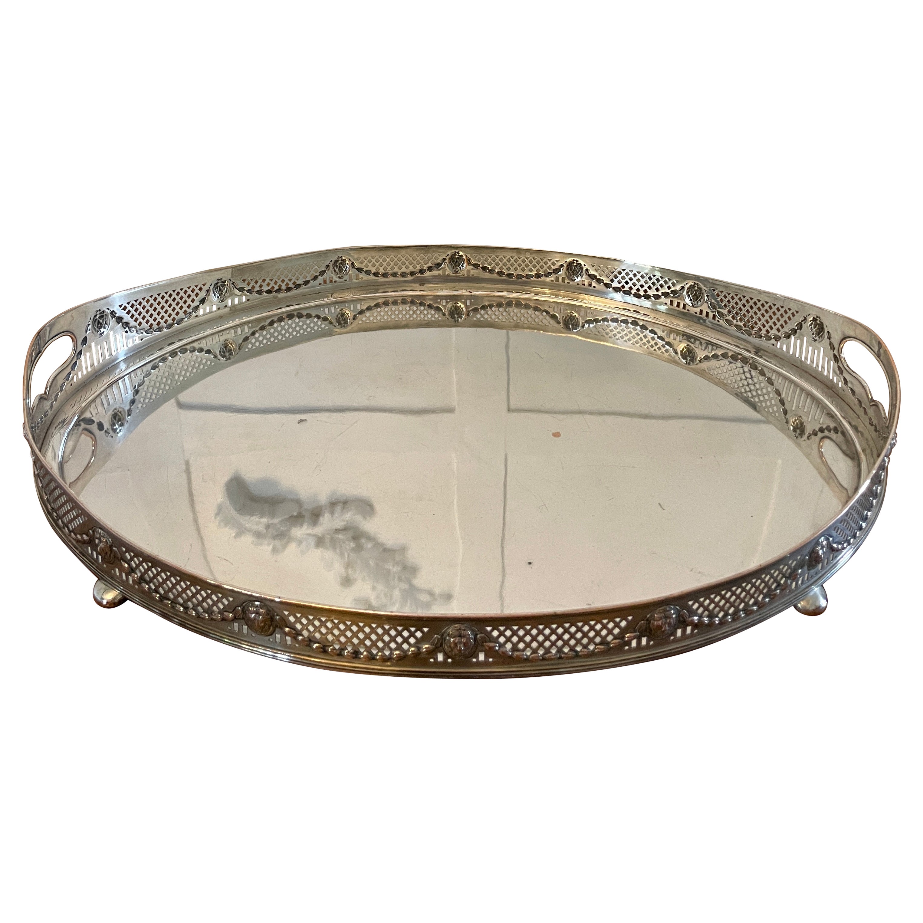  Grand plateau à thé de forme ovale de qualité édouardienne en métal argenté  en vente