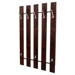 Perchero de pared grande de palisandro oscuro de mediados de siglo con ganchos de metal