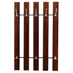 Perchero de pared de palisandro de mediados de siglo con ganchos de aluminio fundido