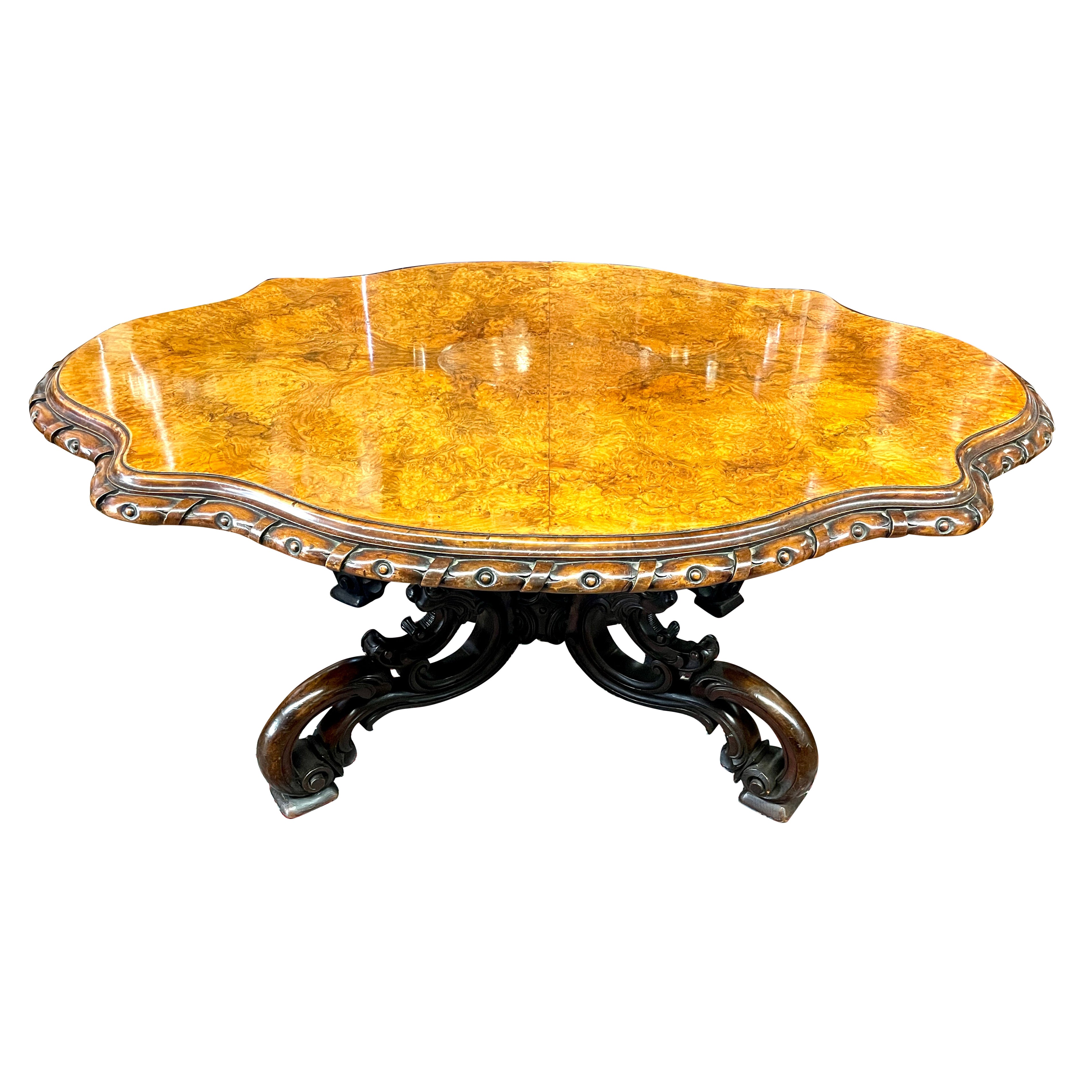 Fabuleuse table de salon ou de centre en ronce de noyer anglaise ancienne à plateau basculant en vente