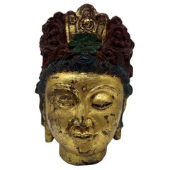 Tête de Bouddha tibétaine ancienne en fonte à décor polychrome