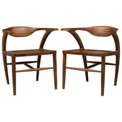Sillón de comedor contemporáneo con respaldo en U de nogal estilo mediados de siglo