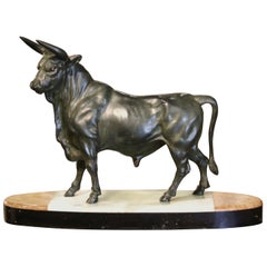 Sculpture française du 19ème siècle de taureau en bronze patiné sur socle en onyx bicolore