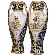 Paar französische handbemalte Quimper-Vasen aus Fayence aus der Mitte des Jahrhunderts, datiert 1942