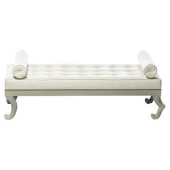 Neoklassizistisches französisches Tagesbett mit Löwenmotiv aus getuftetem elfenbeinfarbenem, weißem Leder