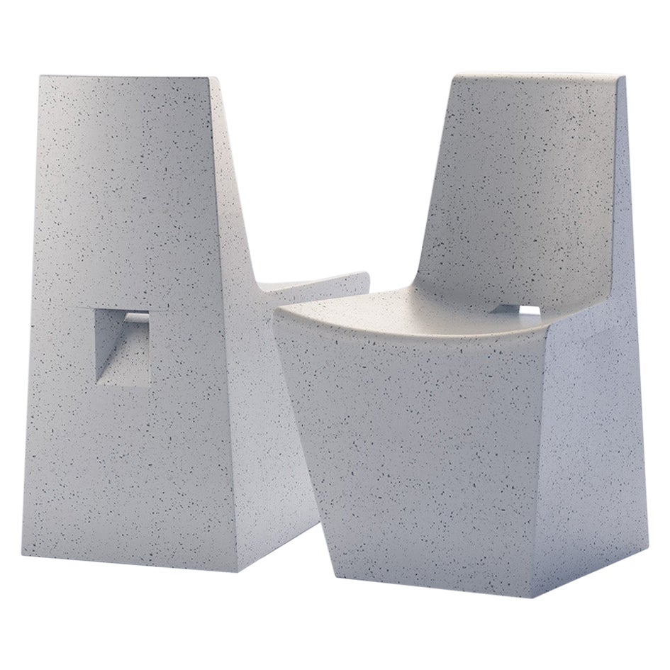 Chaise de salle à manger 'Dewey' en résine moulée, finition en pierre blanche par Zachary A. Design en vente