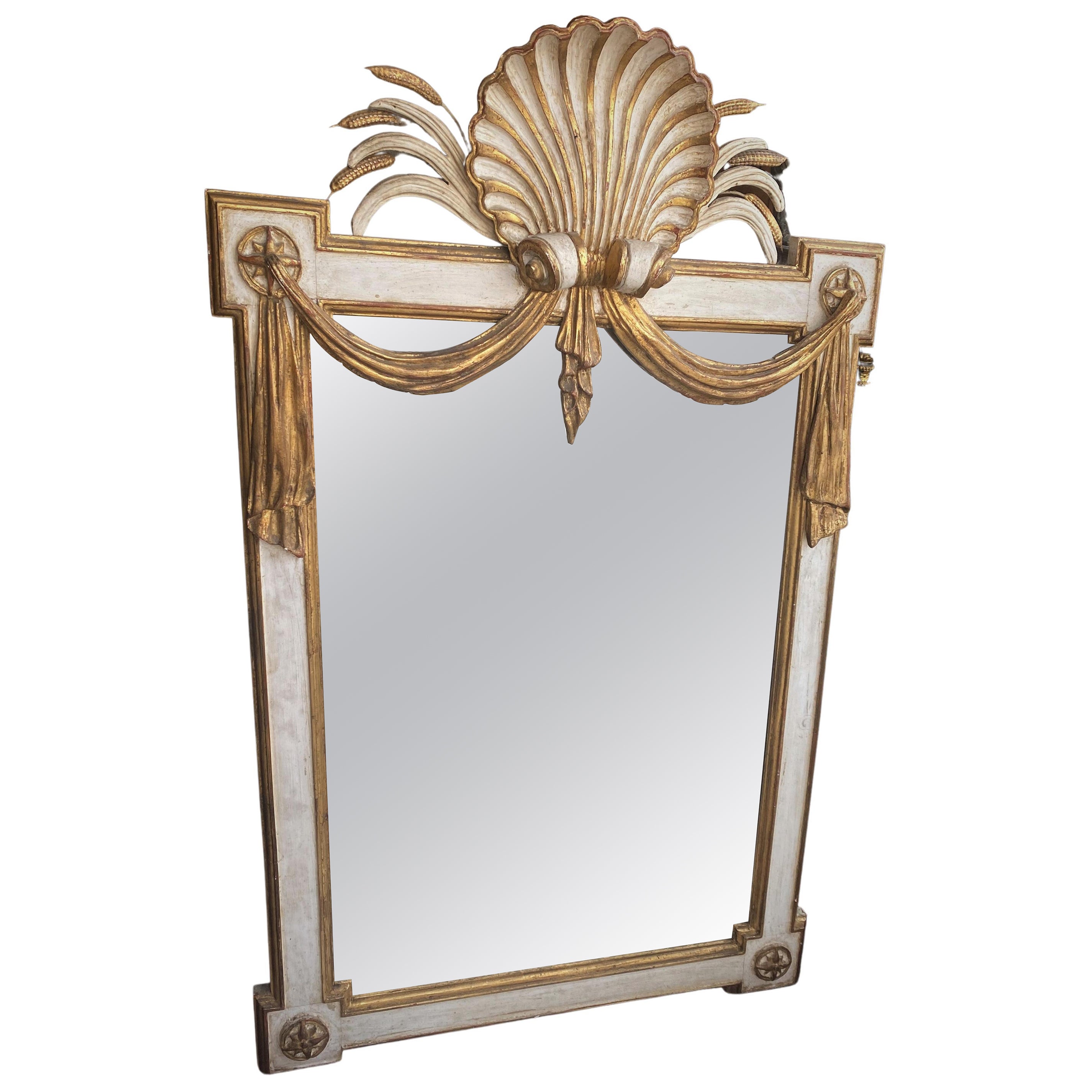 Grand miroir italien en bois sculpté avec étoile de blé et tissu drapé blanc et or