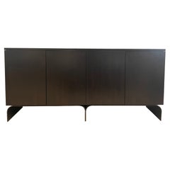 Azadeh Shladovsky maßgefertigtes Sideboard in schwarzem Grain mit ebonisierten Metallfüßen