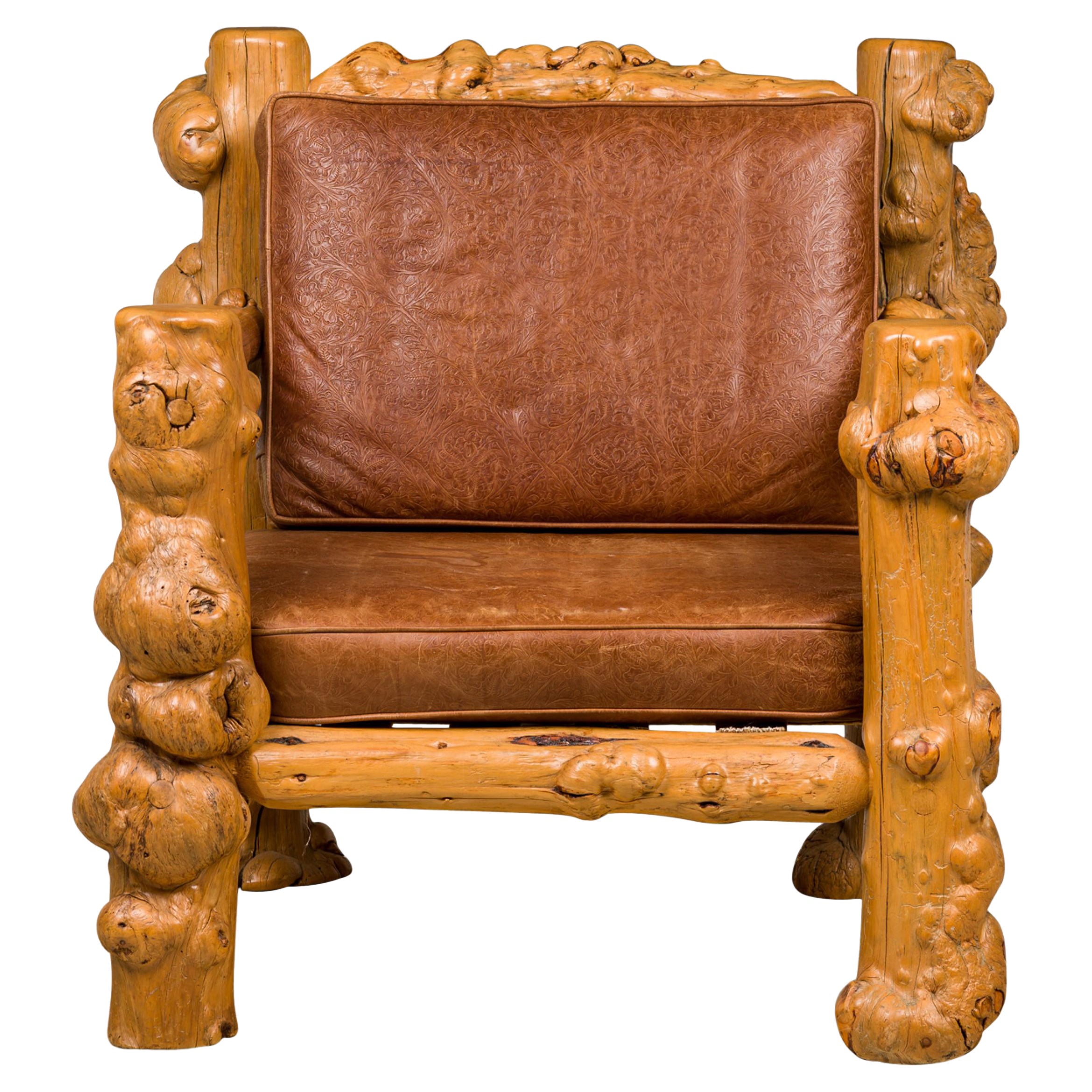 Fauteuil trône rustique en bois de racine blond et cuir gaufré en vente