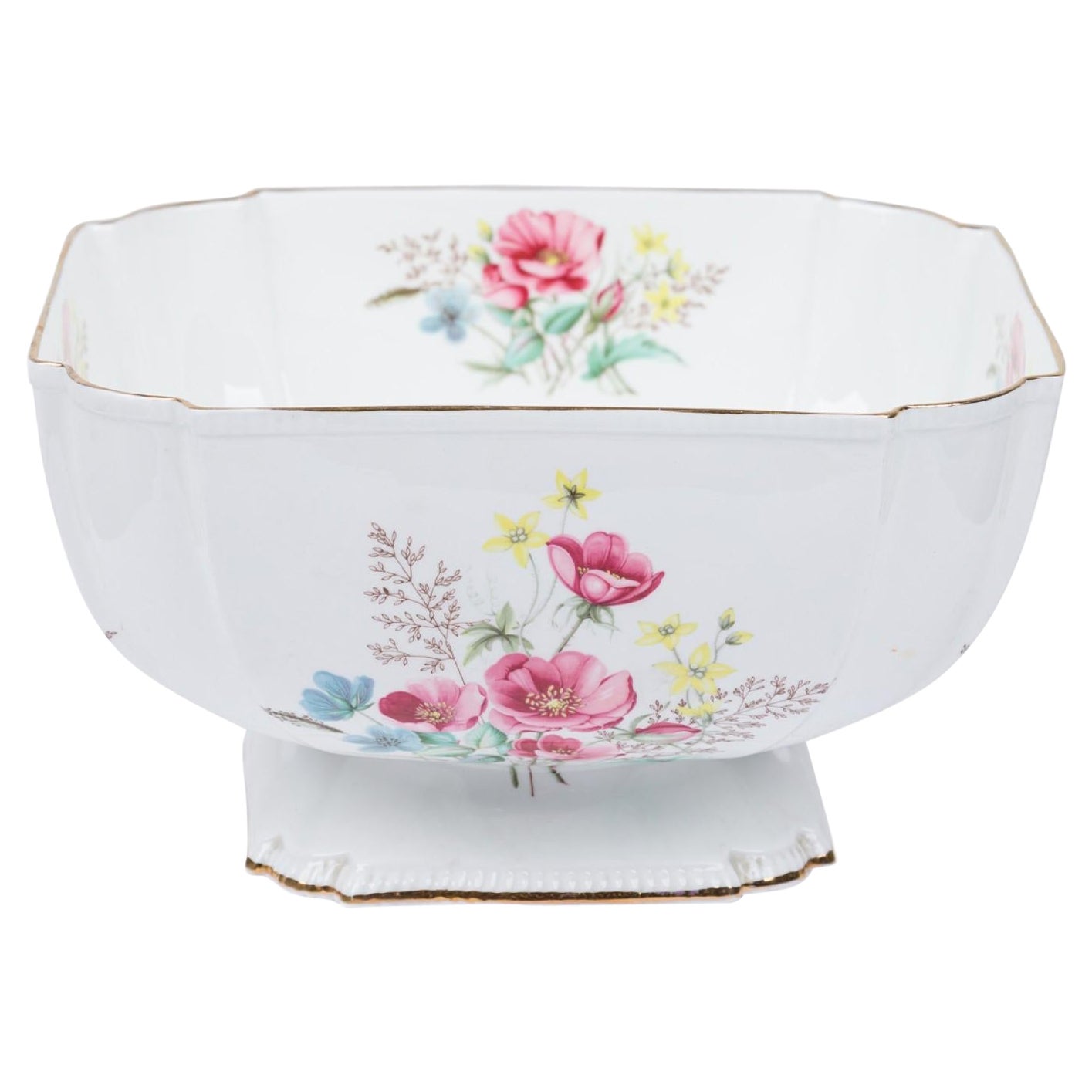 Aynsley Mid-Century English Bone China Centerpiece Bowl with Floral Decoration (bol de centre de table en porcelaine osseuse du milieu du siècle avec décoration florale) en vente