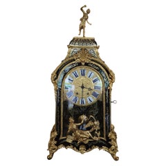 Impressionnante horloge de table du 18ème siècle avec montures en bronze guilloché et écaille de tortue