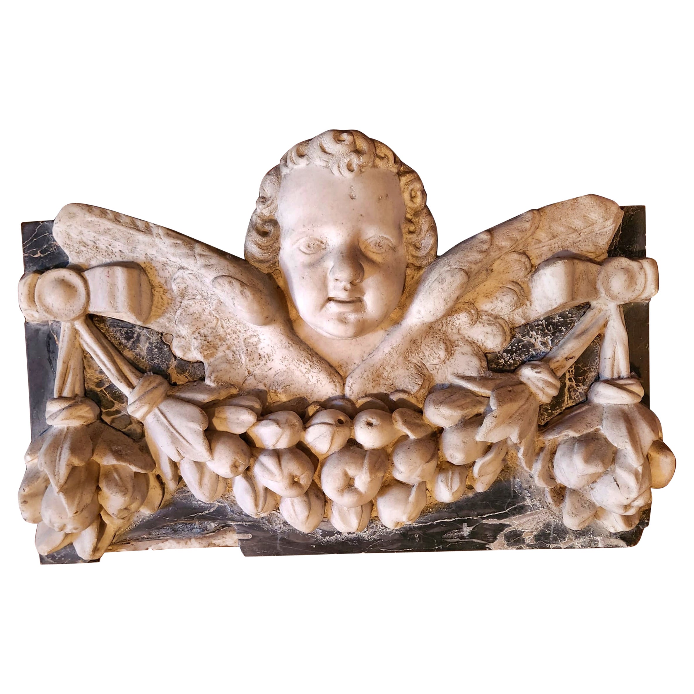 Rare sculpture toscane en marbre "Ange heureux classique avec guirlande de fruits" 18ème siècle. en vente