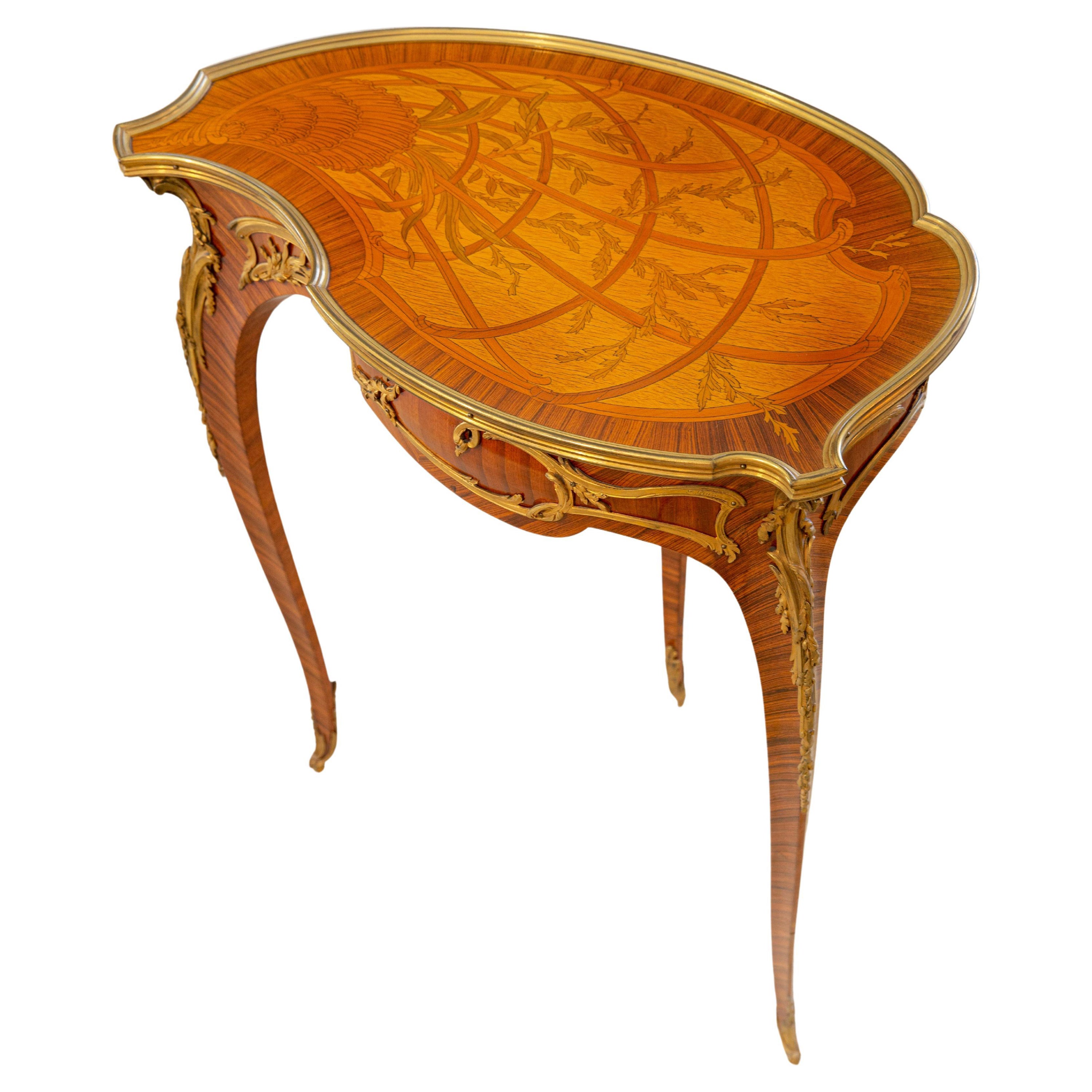Ein ganz besonderer Coquille-Tisch mit vergoldeter Bronze und Intarsien von François Linke im Angebot
