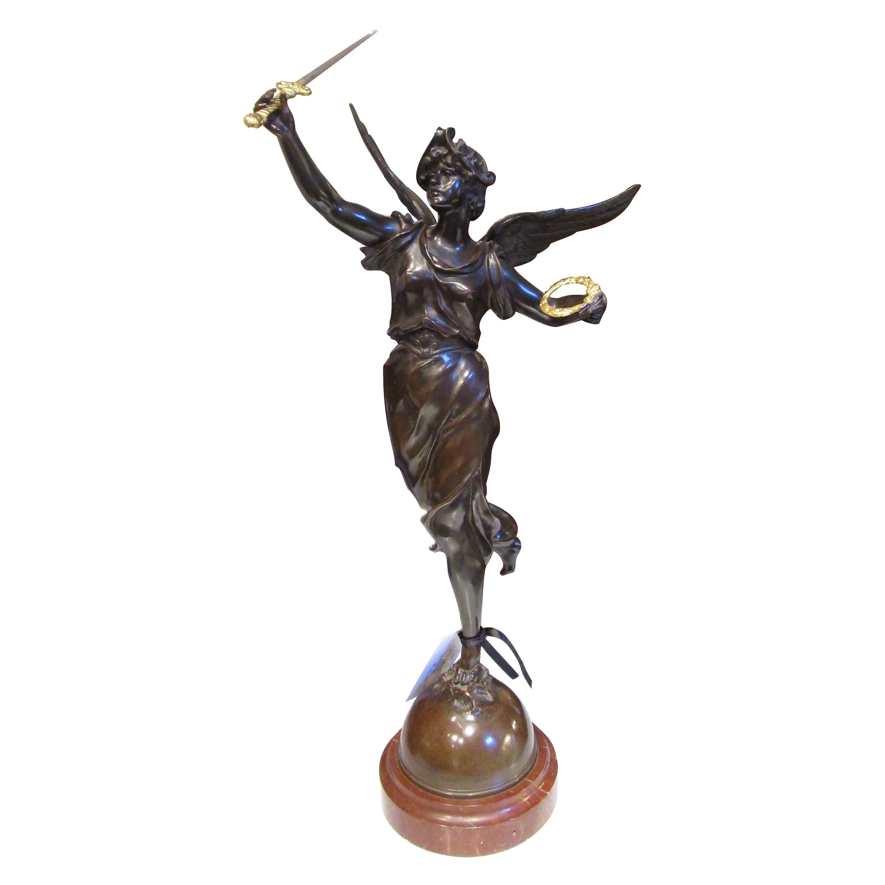 Un beau bronze français du 19ème siècle signé représentant la victoire. Détails dorés de la parcelle. en vente