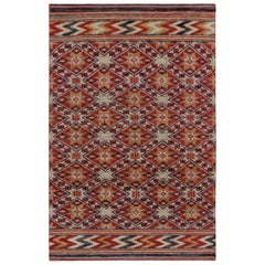 Tapis de style marocain rouge à motifs géométriques dorés de Rug & Kilim
