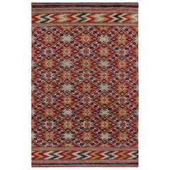 Tapis de style marocain rouge à motifs géométriques dorés de Rug & Kilim