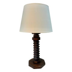 Lampe de table en noyer du milieu du 20e siècle dans le style de Charles Dudouyt