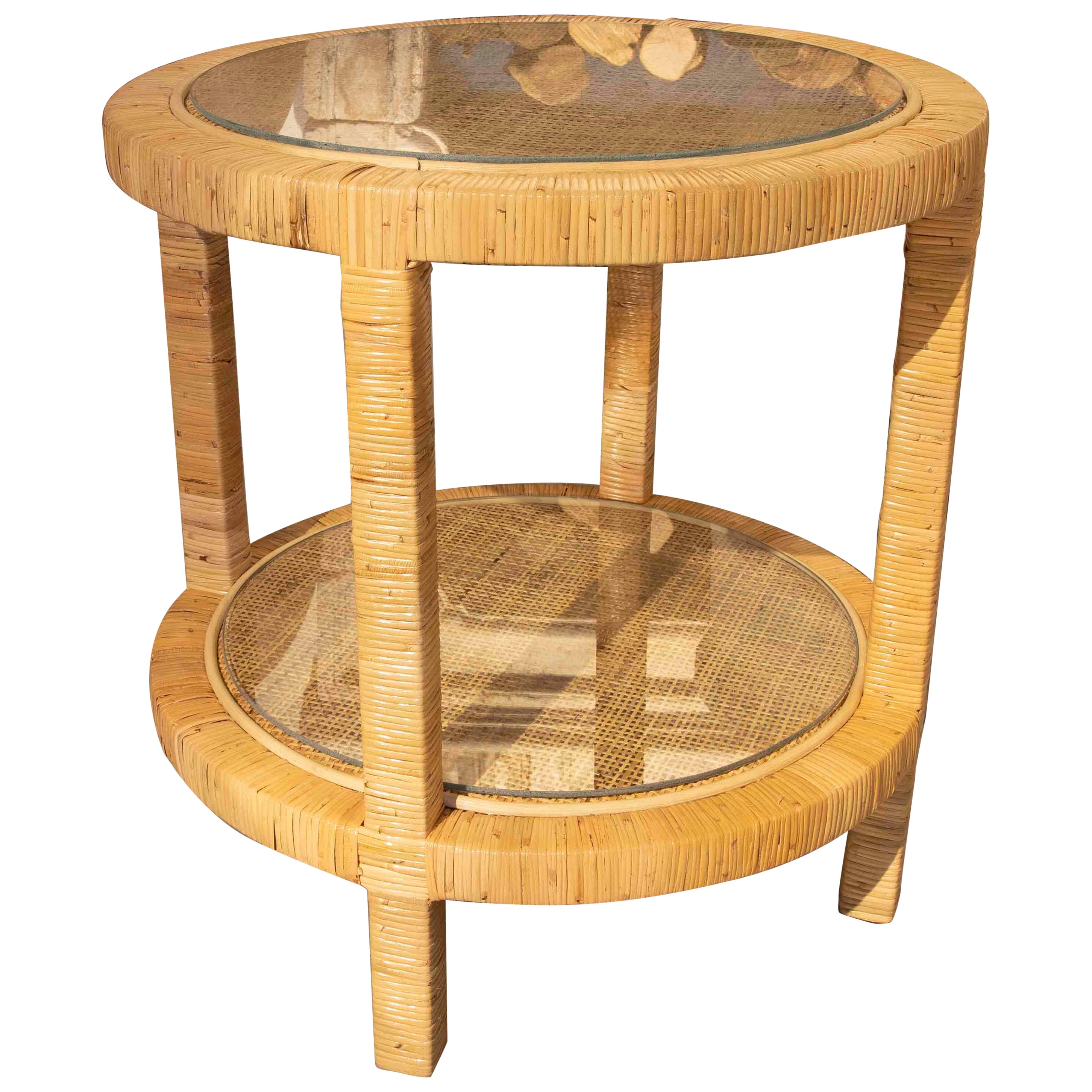 Table d'appoint ronde avec cadre en bois et plateau en rotin avec plateau en verre en vente