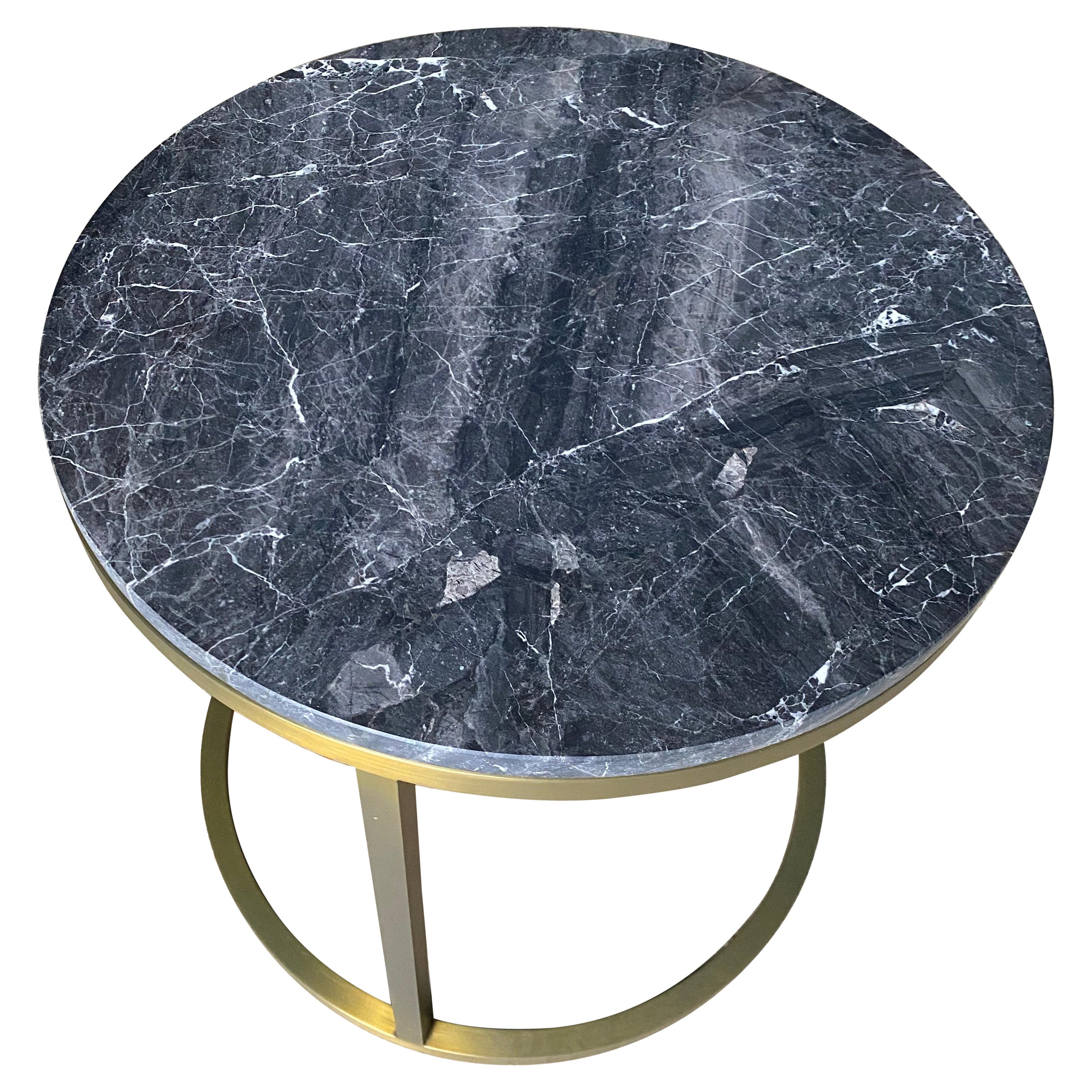 Mesa de centro redonda Diana a medida en latón y mármol nero en venta