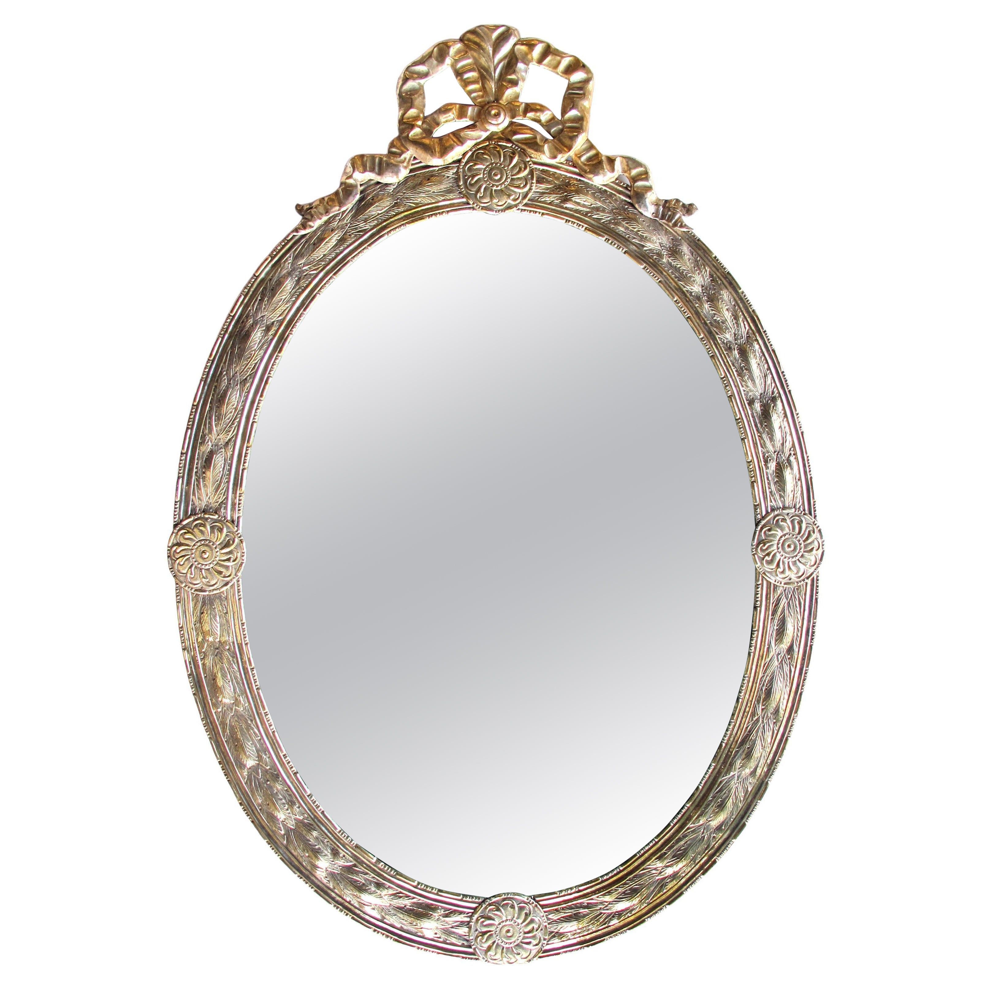 Grand miroir ovale de style néoclassique hollandais en argent et en vermeil repoussé