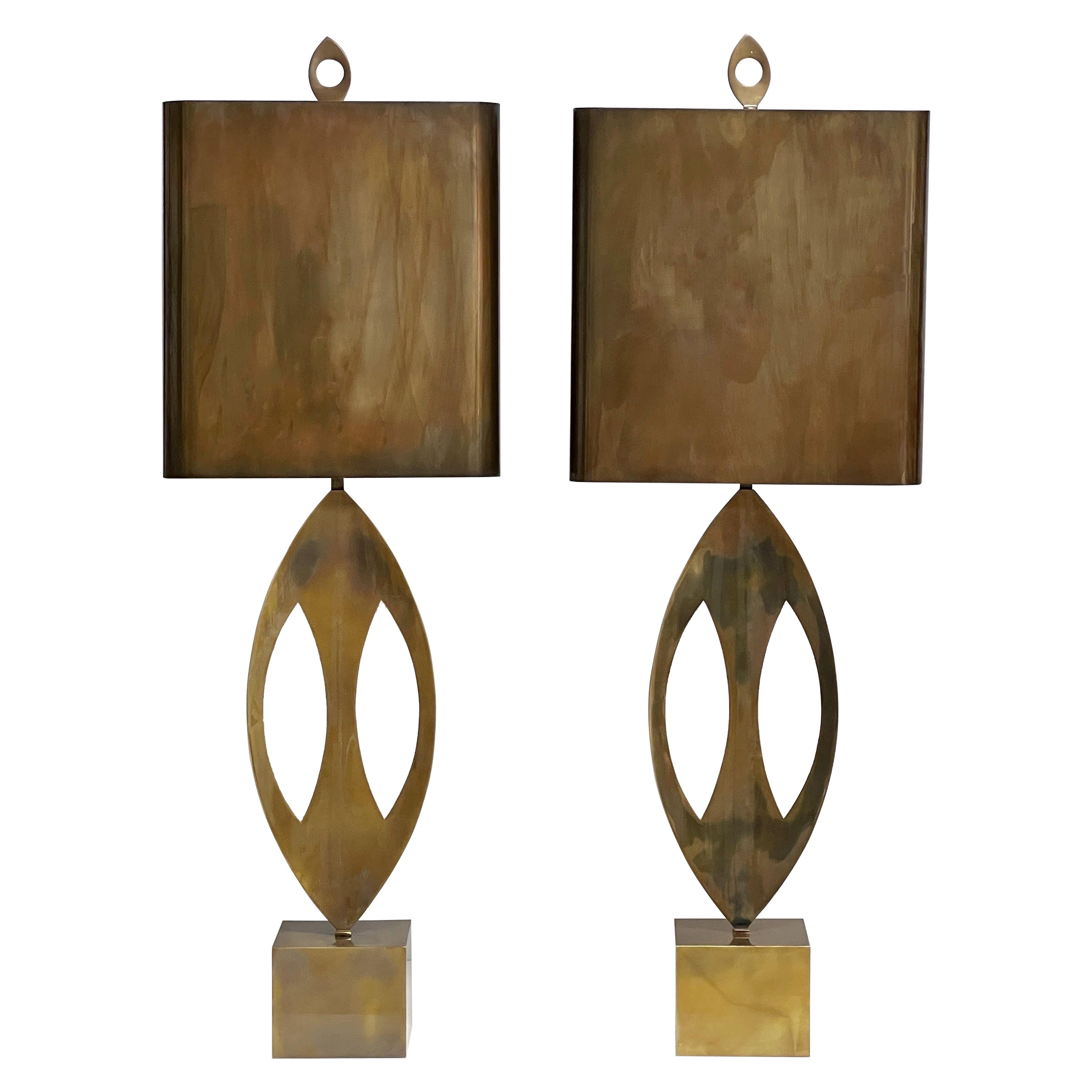 Lampes de table bouclier bronze de la Maison Charles en vente