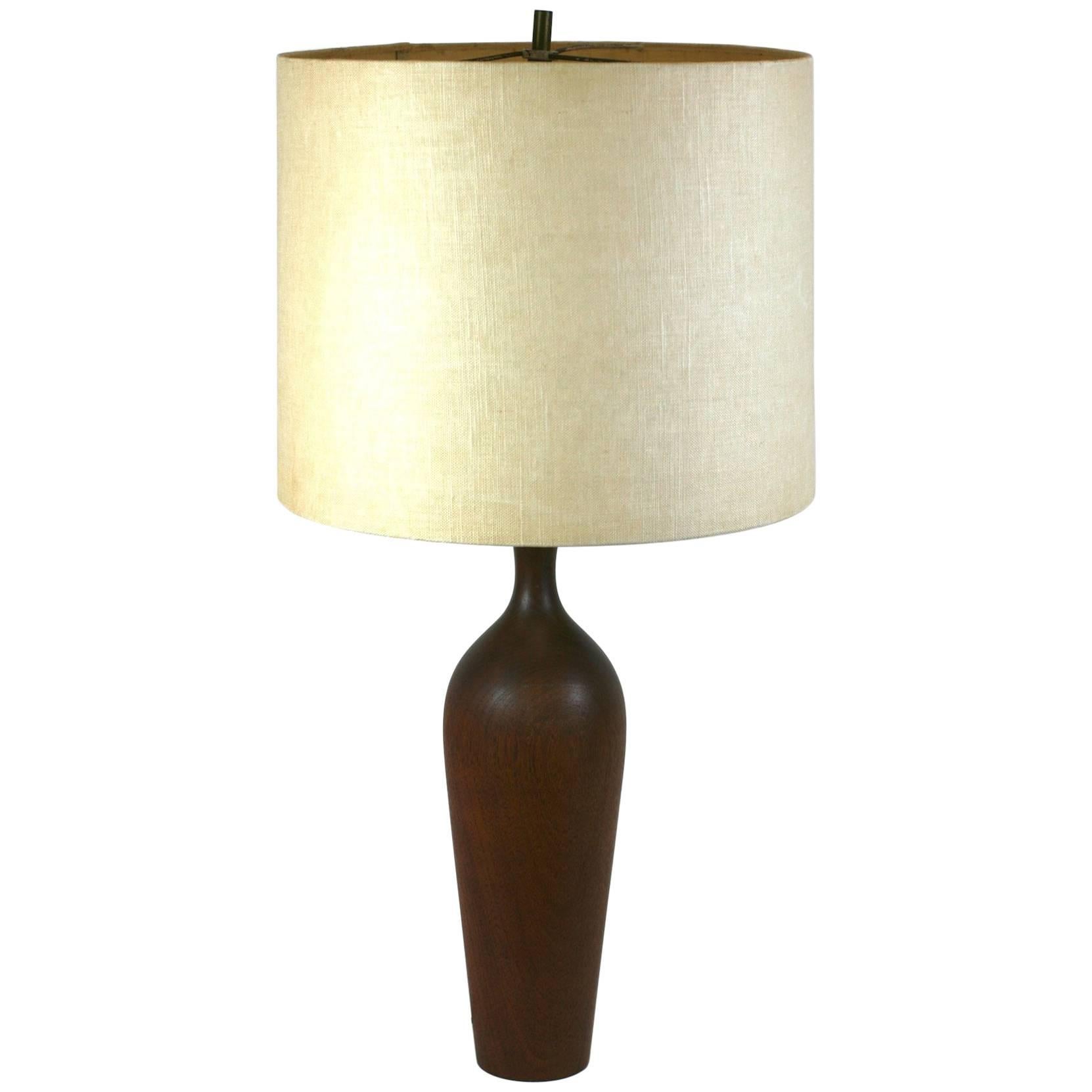 Elegante Lampe aus gedrechseltem Holz