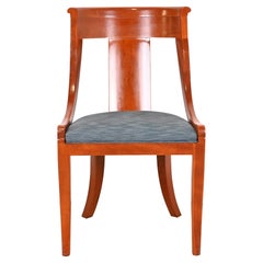 Chaise d'appoint Regency en bois de cerisier massif de Baker Furniture