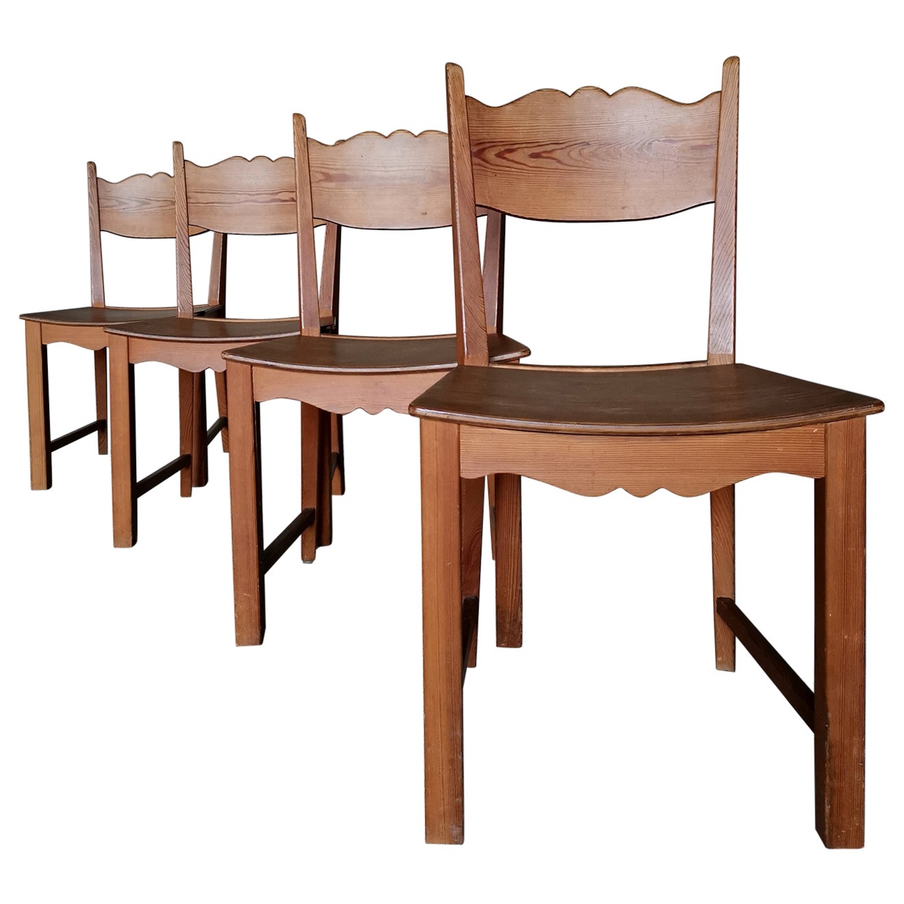 Ensemble de 4 chaises de salle à manger suédoises des années 1930 en pin massif, style Axel Einar Hjorth 