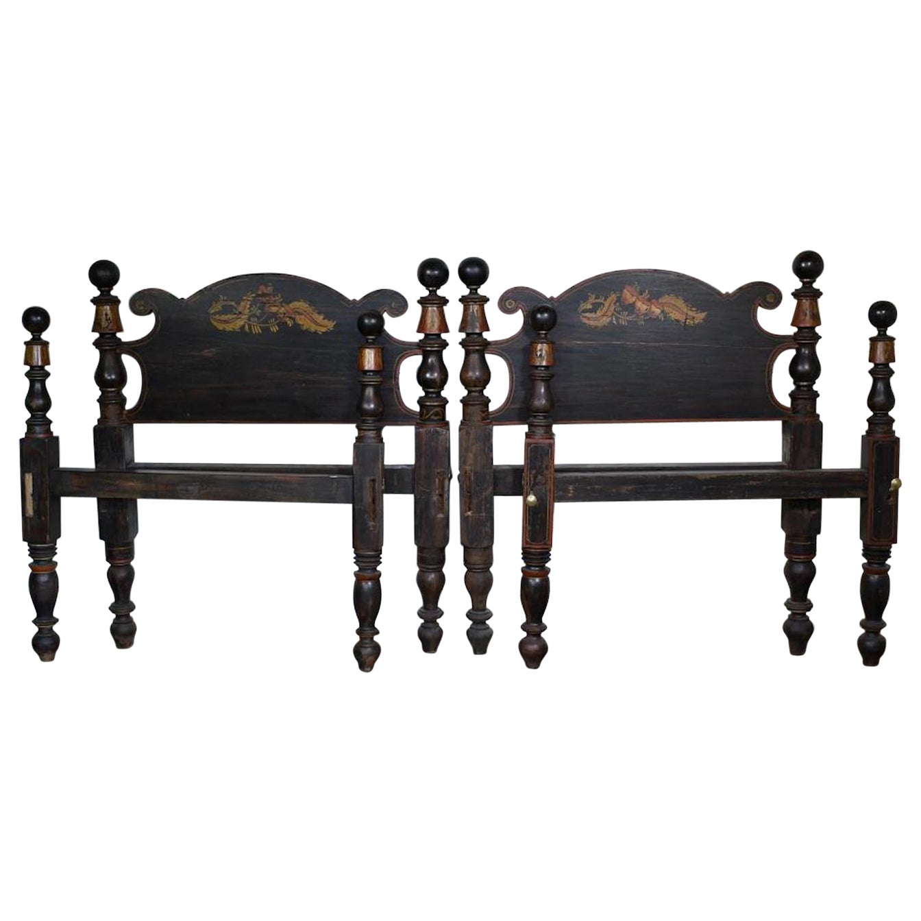 Pair of American 19th Century Grain Painted Cannonball Twin Beds For Sale