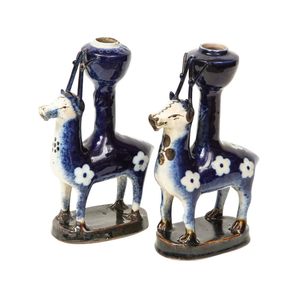Paar Porzellan-Kerzenhalter in Form von Hirsch