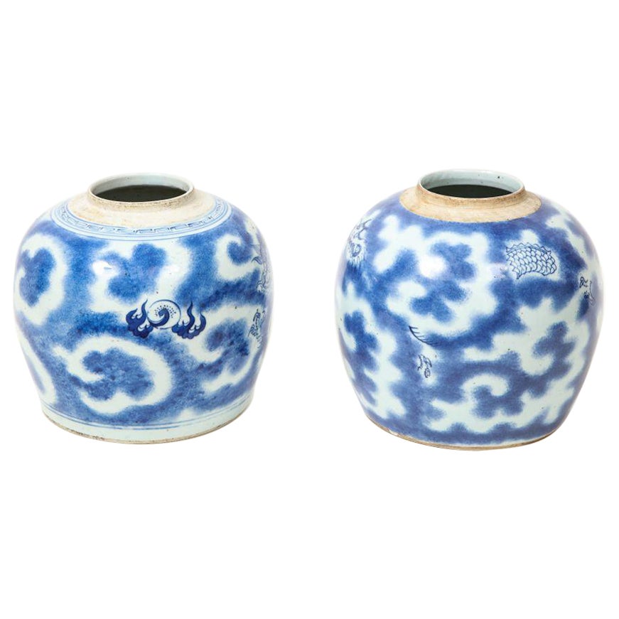 Fast identisches Paar chinesischer blau-weißer Porzellanvasen mit Drachen verziert